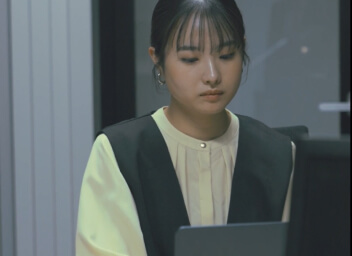 深夜のオフィスで行われる論争のサムネイル