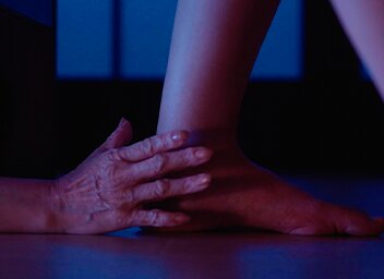 ベットの下からサレ妻。のサムネイル